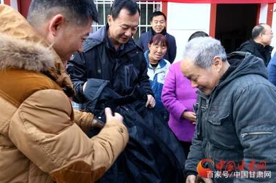 微聚陇·网络公益扶贫行动——爱心大礼包项目在陇南文县温暖启航